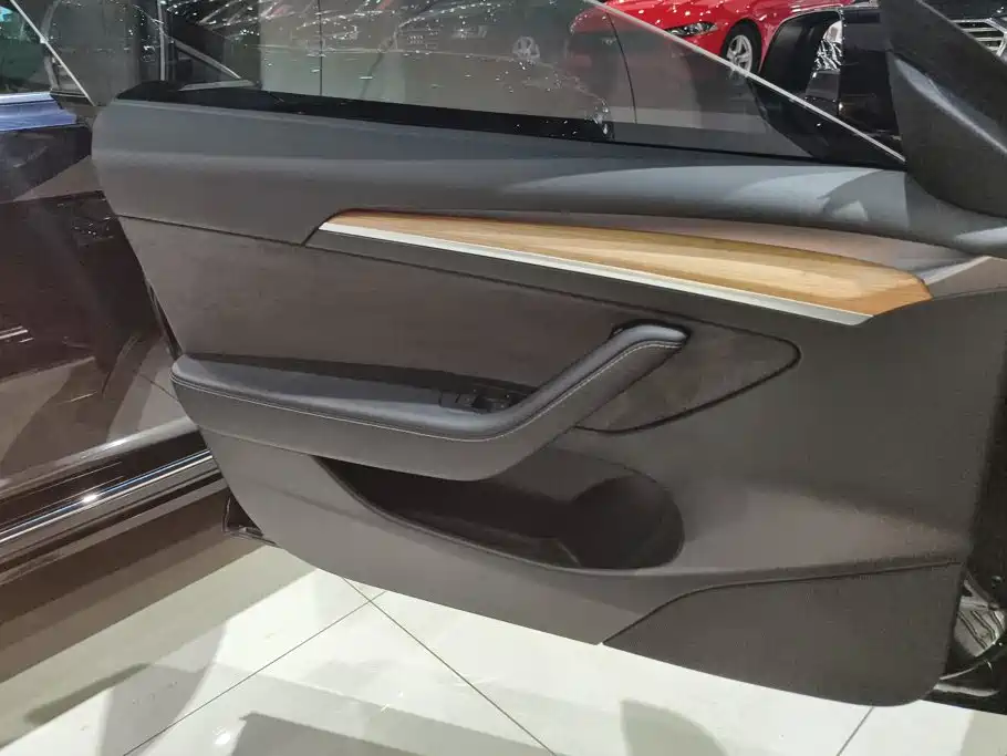 Tesla Model 3 — миниатюра 7