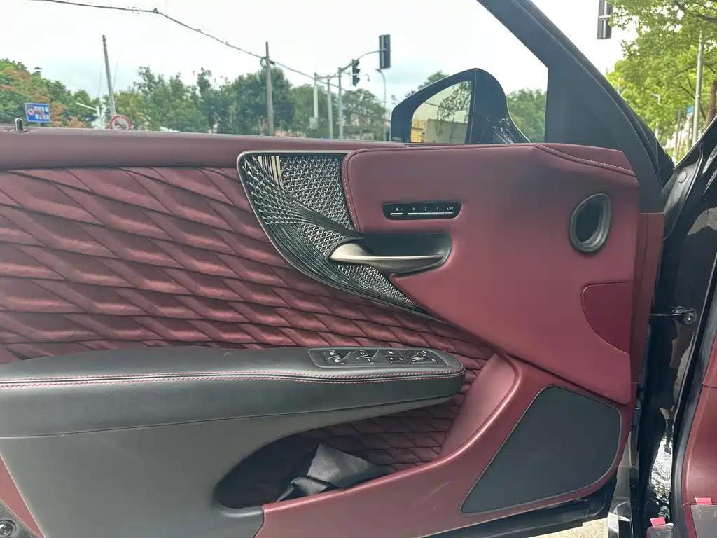 Lexus LS — миниатюра 10