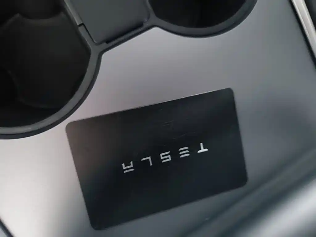 Tesla Model Y — миниатюра 9