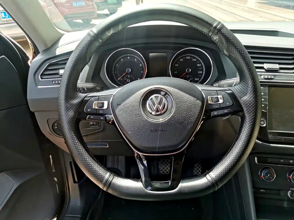 Volkswagen Tiguan L — миниатюра 11