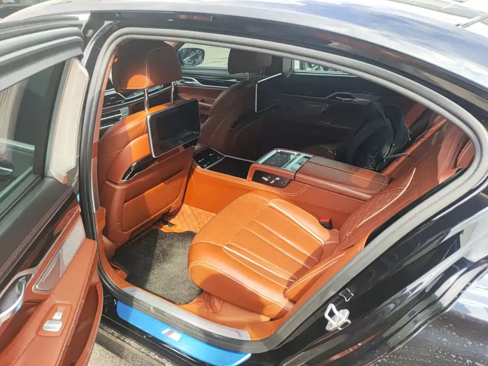 BMW 7 Series — миниатюра 4