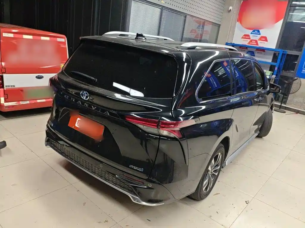 Toyota Granvia — миниатюра 6