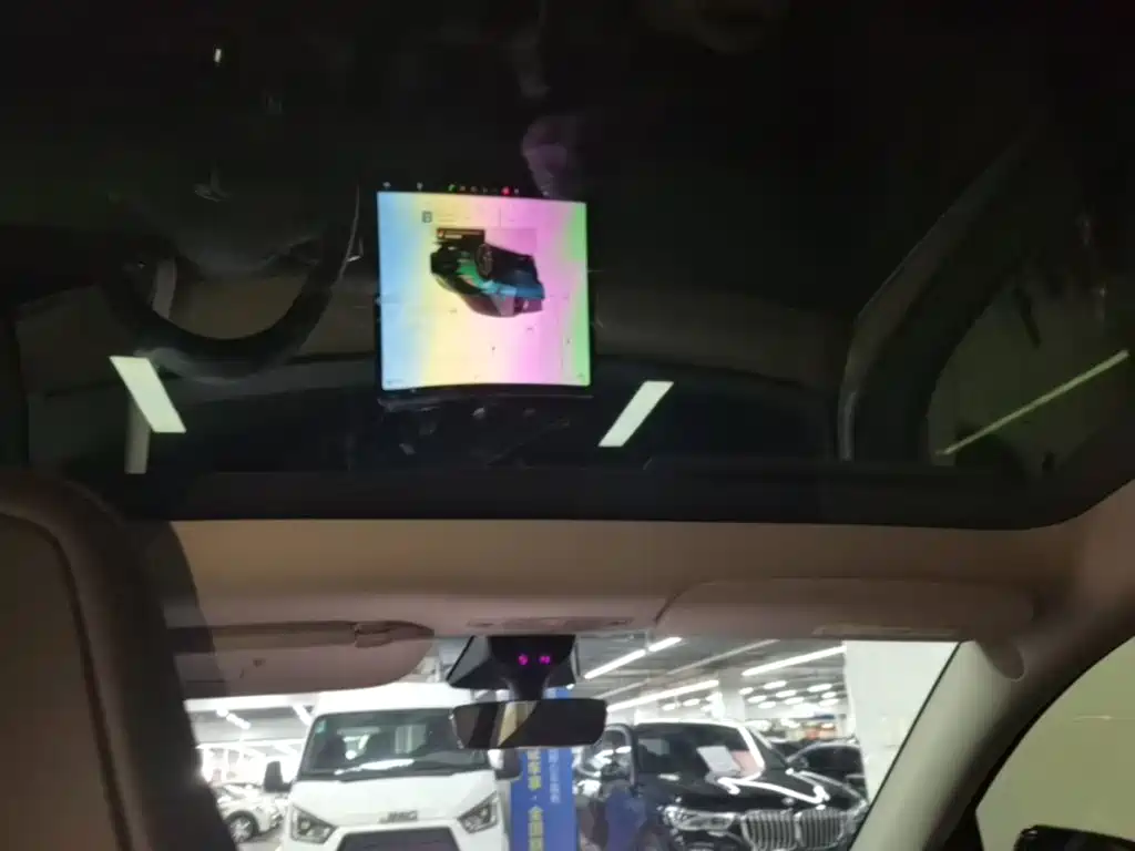 Tesla Model Y — миниатюра 18