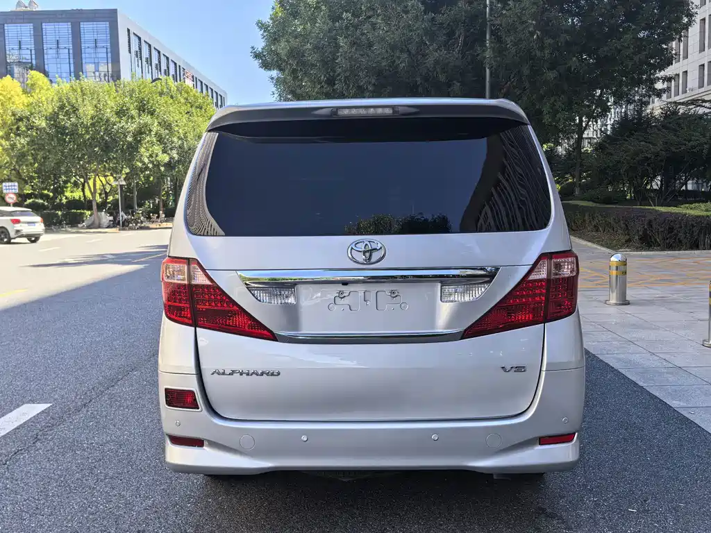 Toyota Alphard — миниатюра 4
