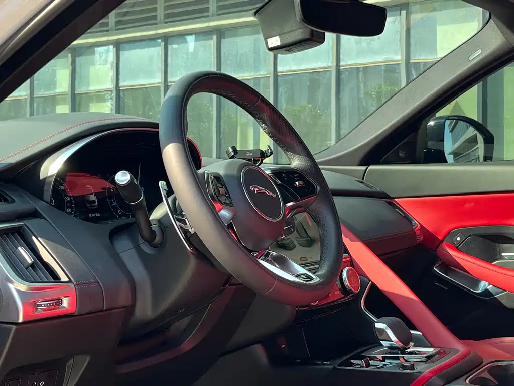 Jaguar E-PACE — миниатюра 10