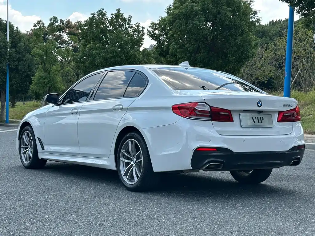 BMW 5 Series — миниатюра 7