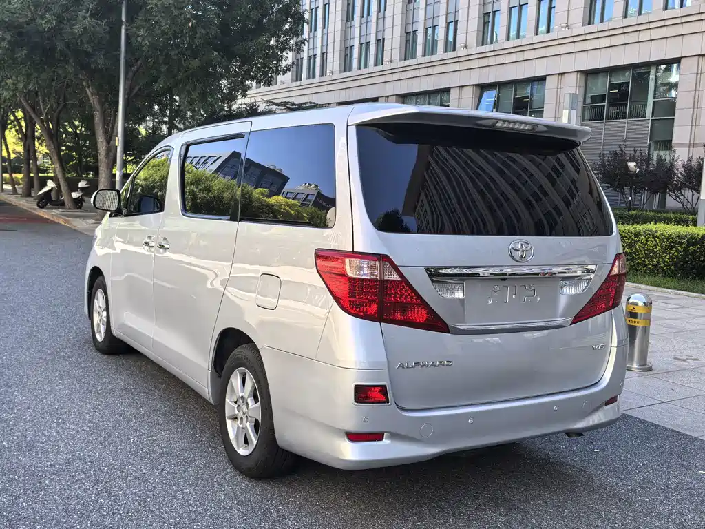 Toyota Alphard — миниатюра 3