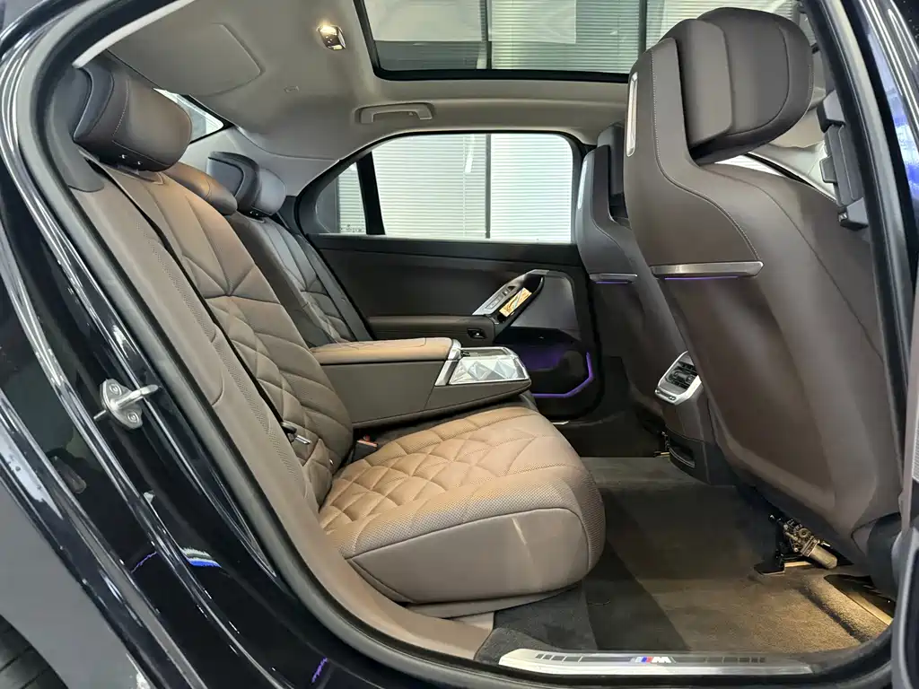 BMW 7 Series — миниатюра 12