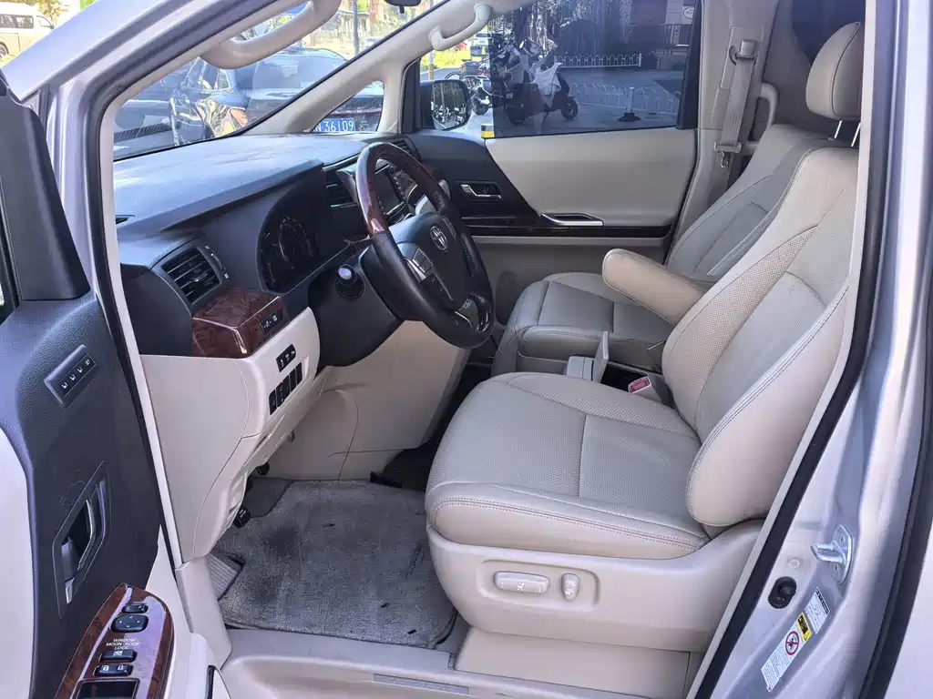 Toyota Alphard — миниатюра 27