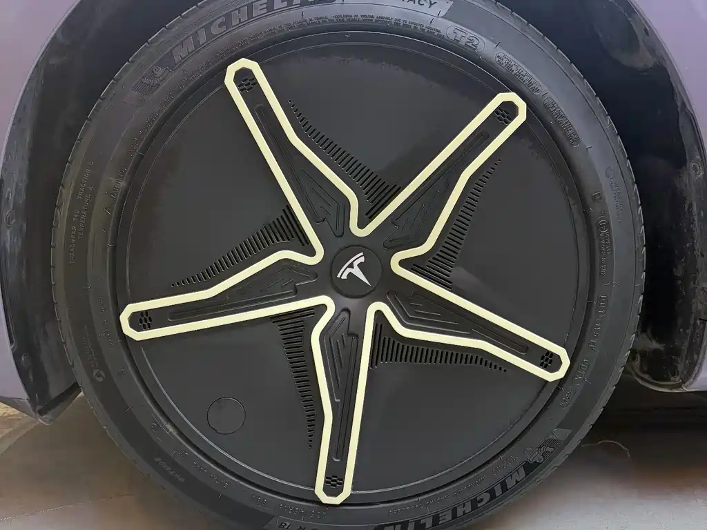 Tesla Model 3 — миниатюра 10