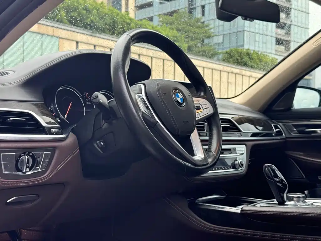 BMW 7 Series — миниатюра 13