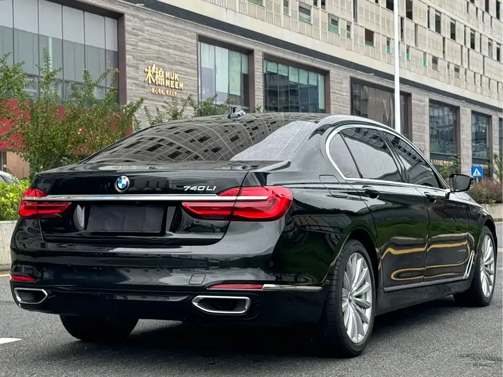 BMW 7 Series — миниатюра 4