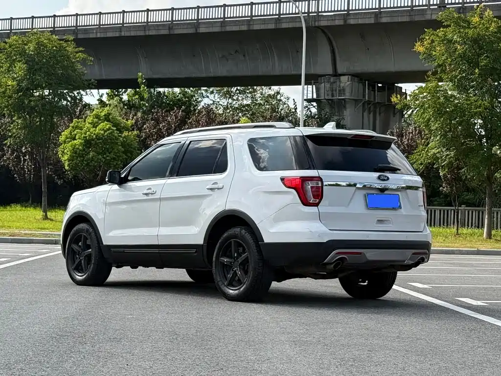 Ford Explorer (Import) — миниатюра 4