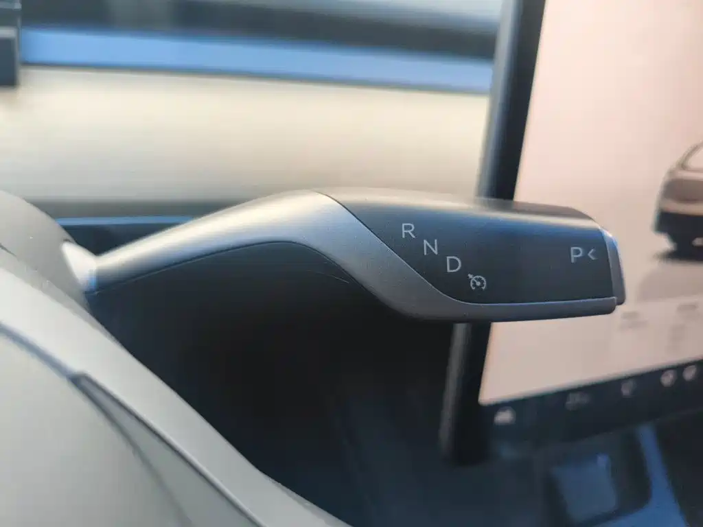 Tesla Model Y — миниатюра 15