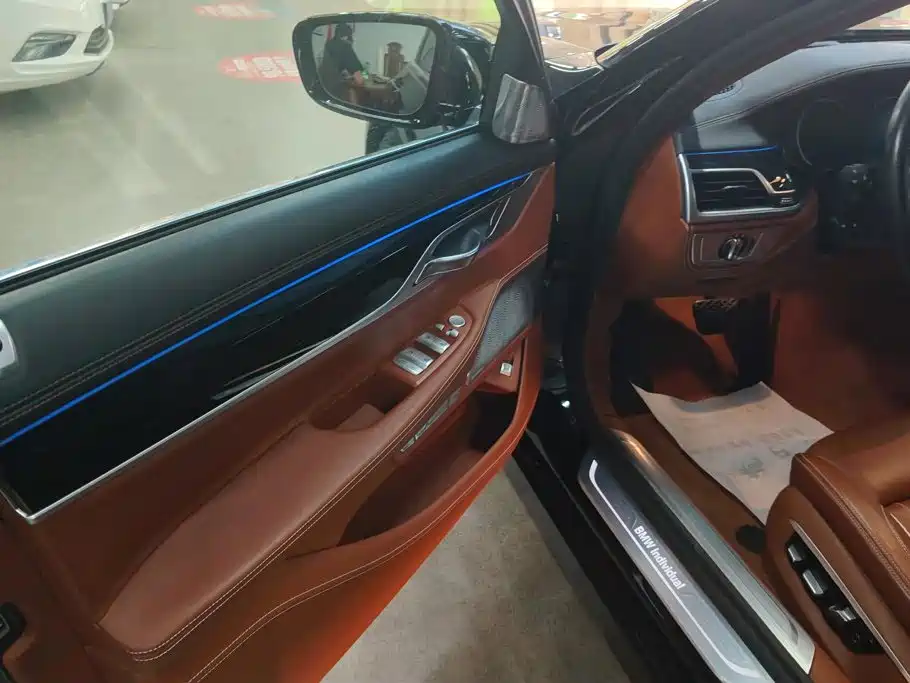 BMW 7 Series — миниатюра 7