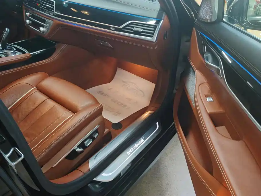 BMW 7 Series — миниатюра 8