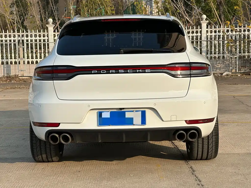 PORSCHE MACAN