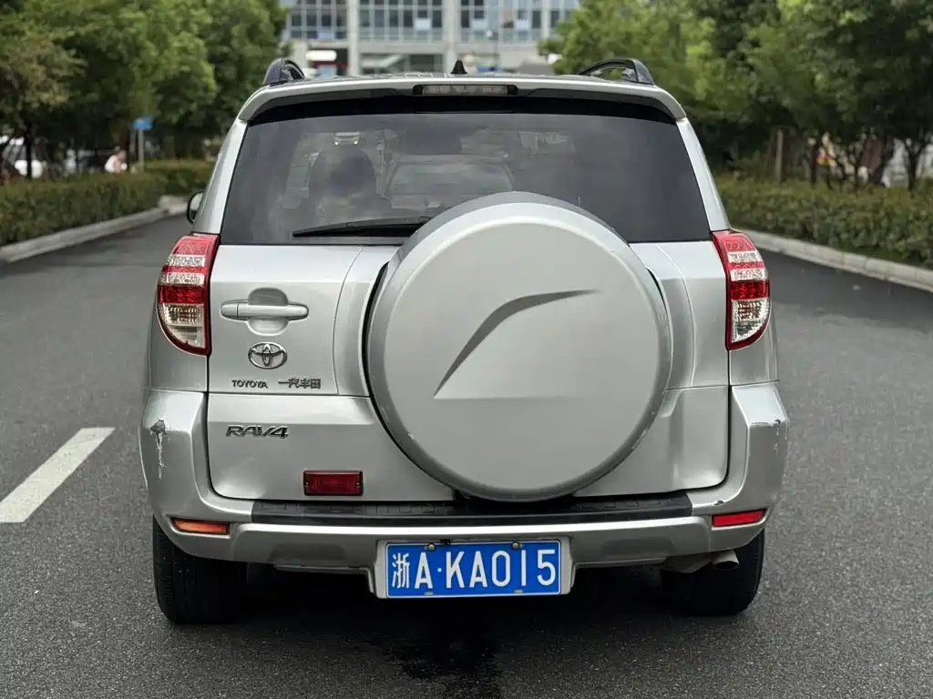 Toyota RAV4 — миниатюра 10