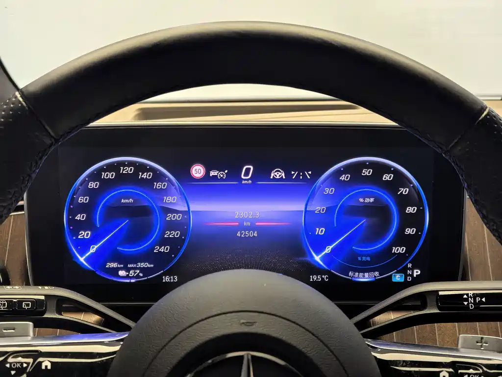 Mercedes-Benz EQE SUV — миниатюра 17