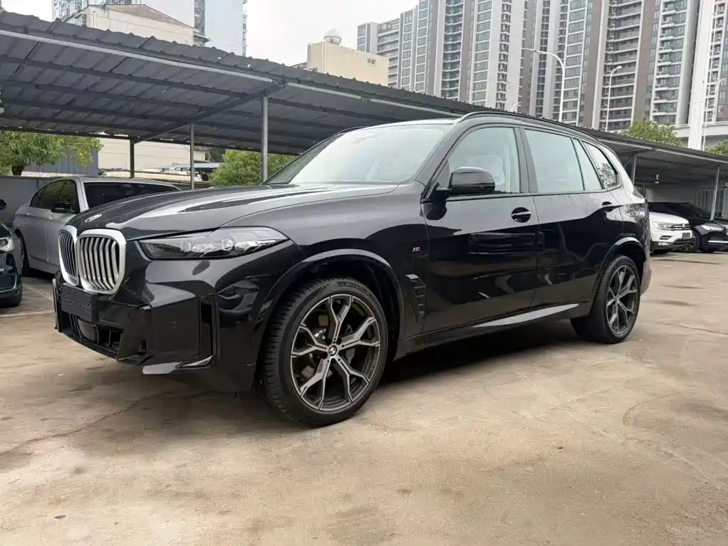 宝马X5 2026款 改款 xDrive 30Li 尊享型M运动曜夜套装 2026