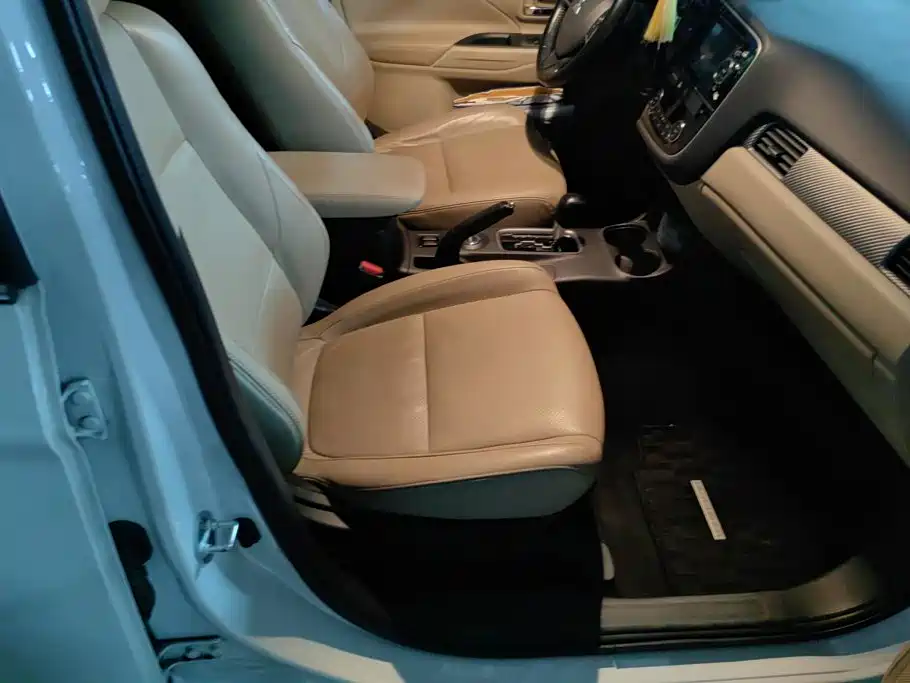 Mitsubishi Outlander (Import) — миниатюра 8