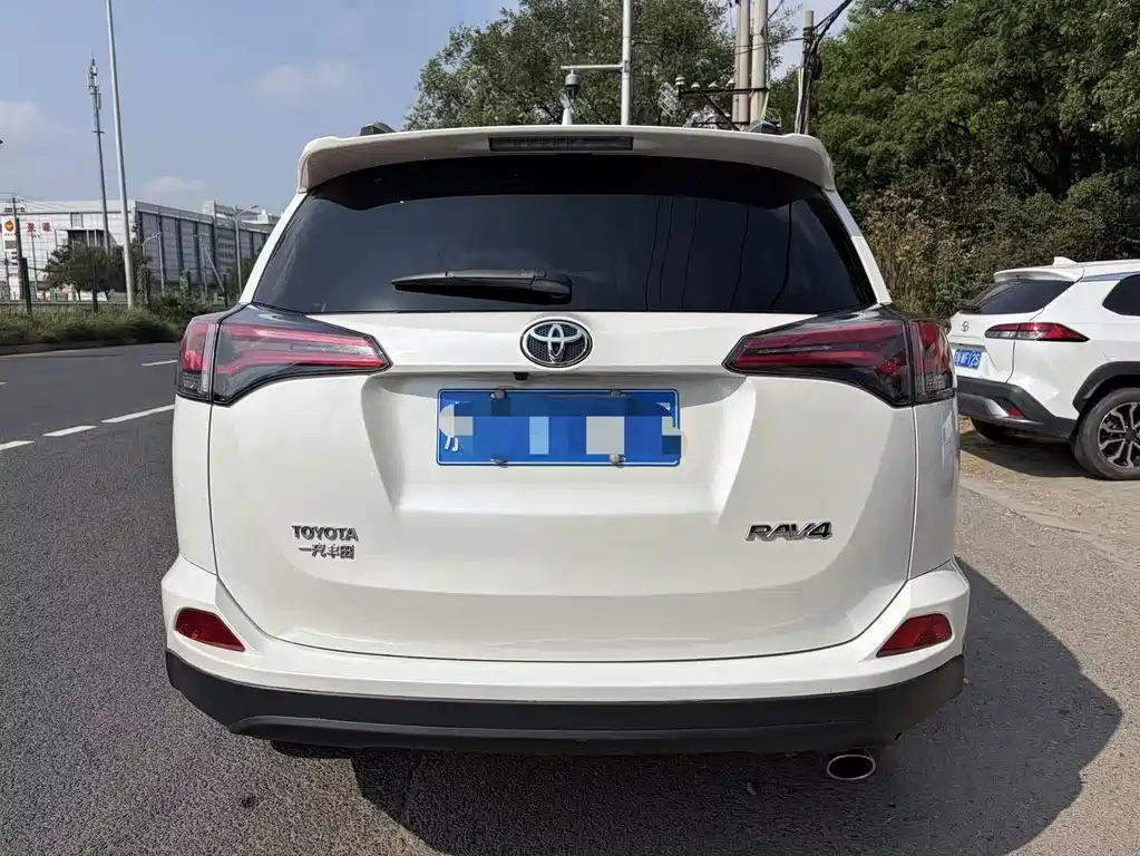 Toyota RAV4 — миниатюра 5