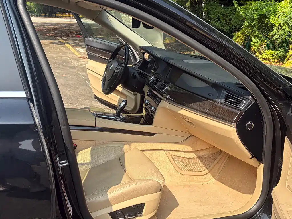 BMW 7 Series — миниатюра 10