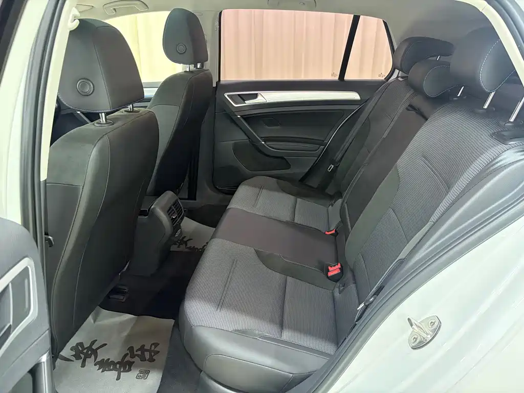 Volkswagen Golf EV — миниатюра 7