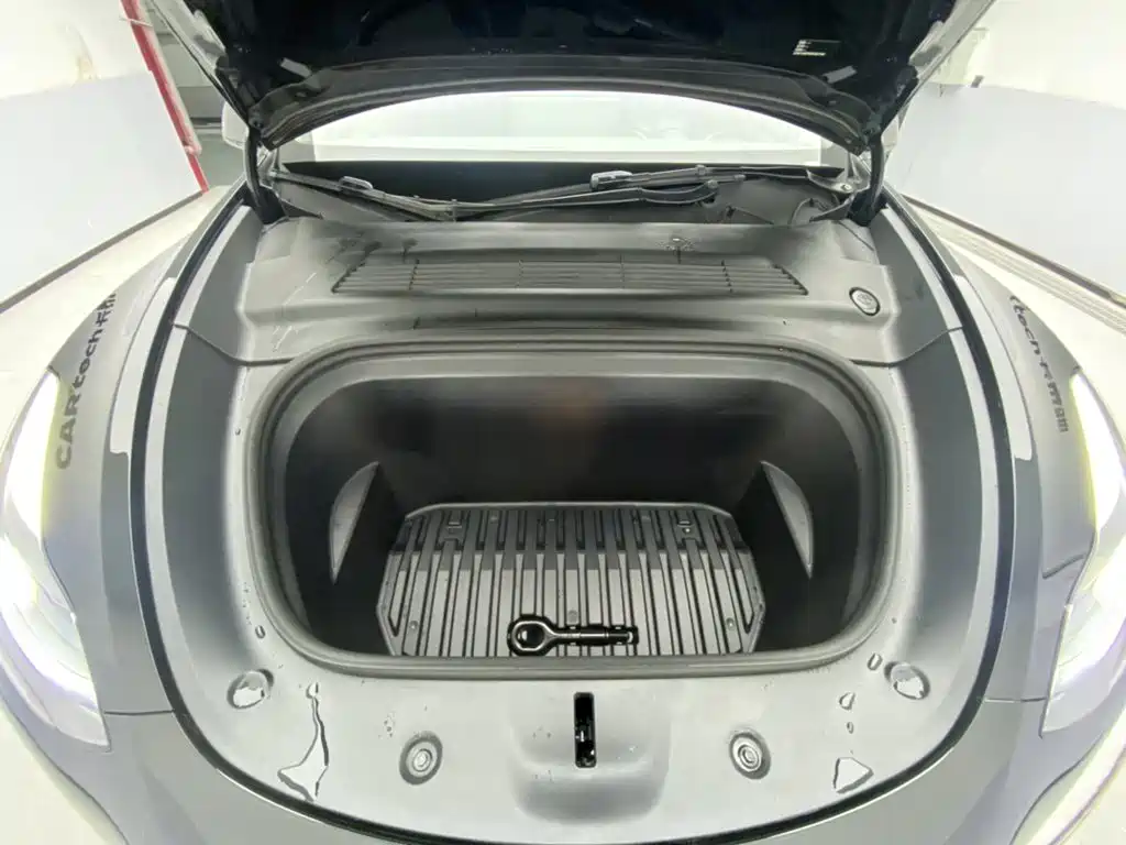 Tesla Model Y — миниатюра 12