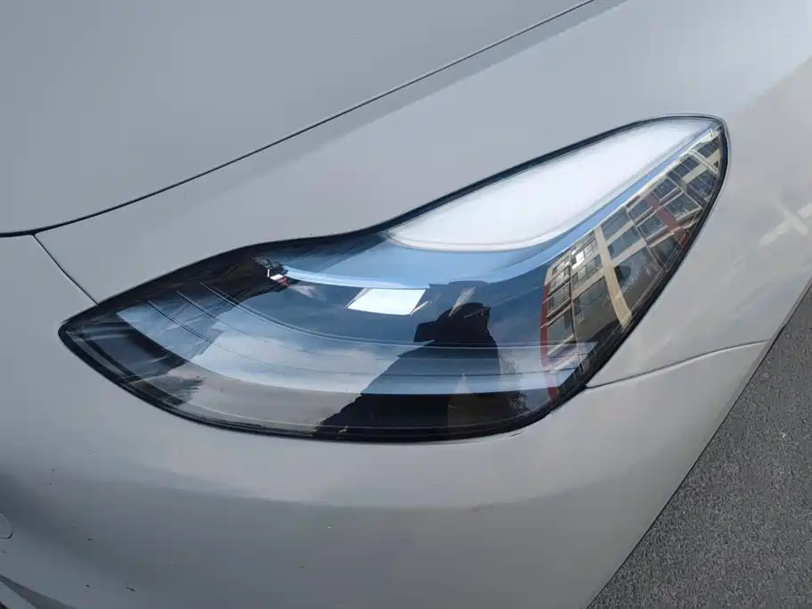 Tesla Model Y — миниатюра 5