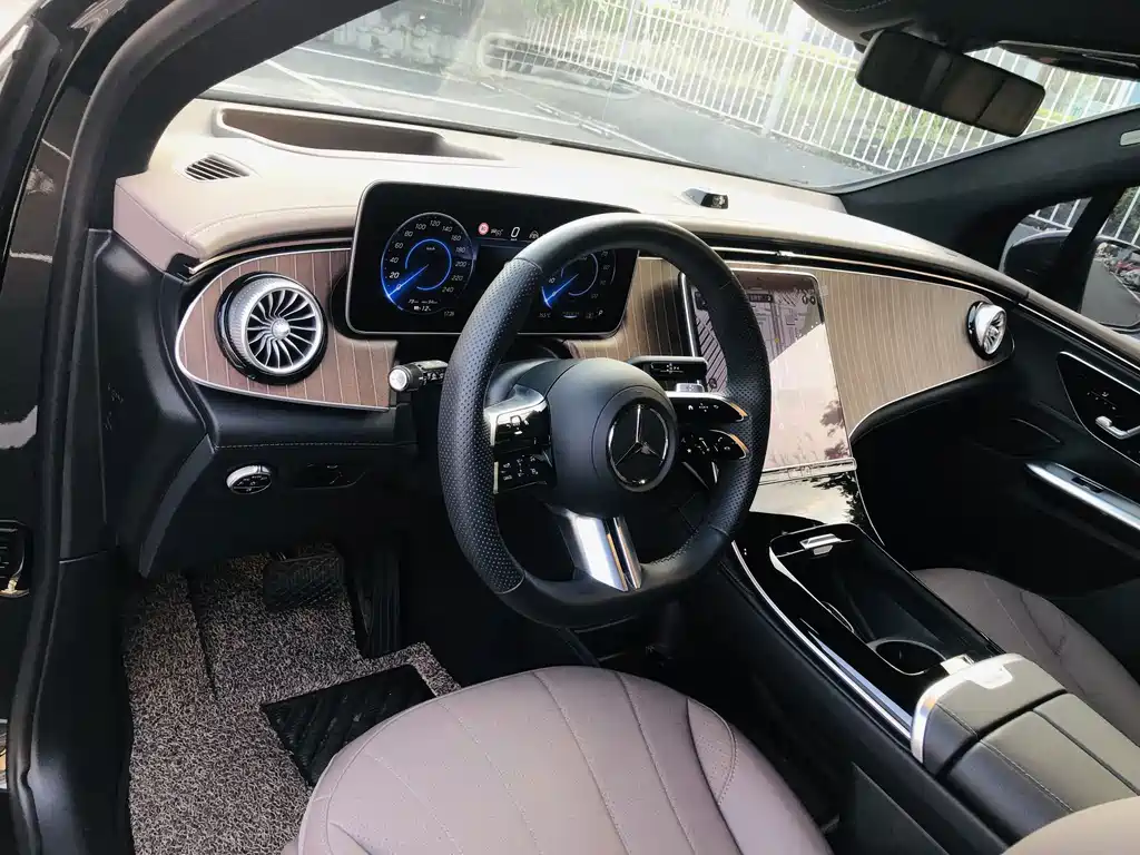 Mercedes-Benz EQE SUV — миниатюра 17