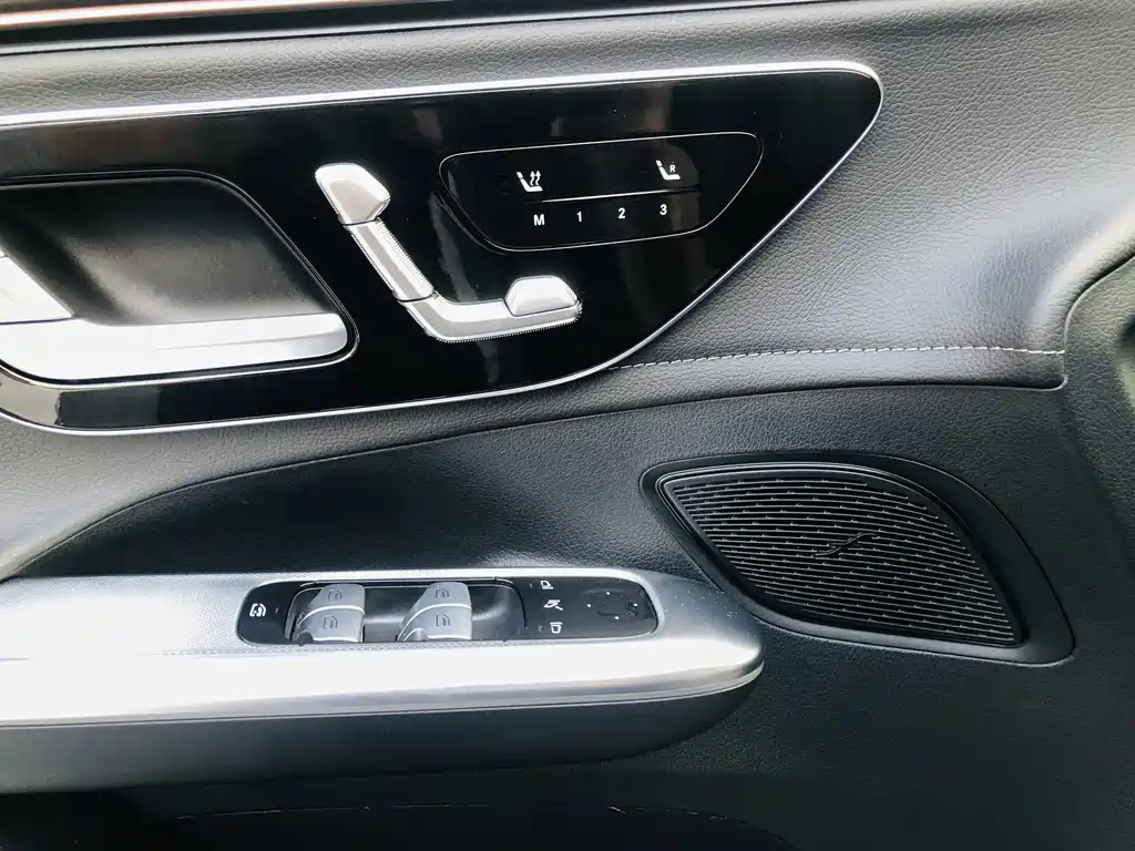 Mercedes-Benz EQE SUV — миниатюра 8