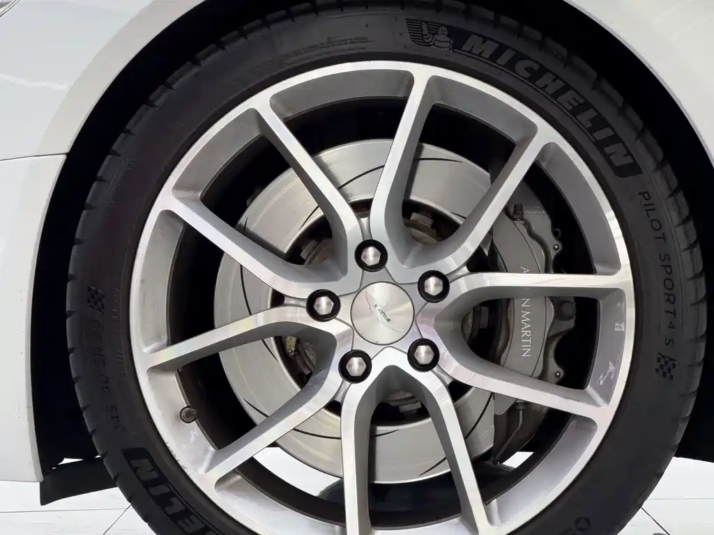 Aston Martin Rapide — миниатюра 8