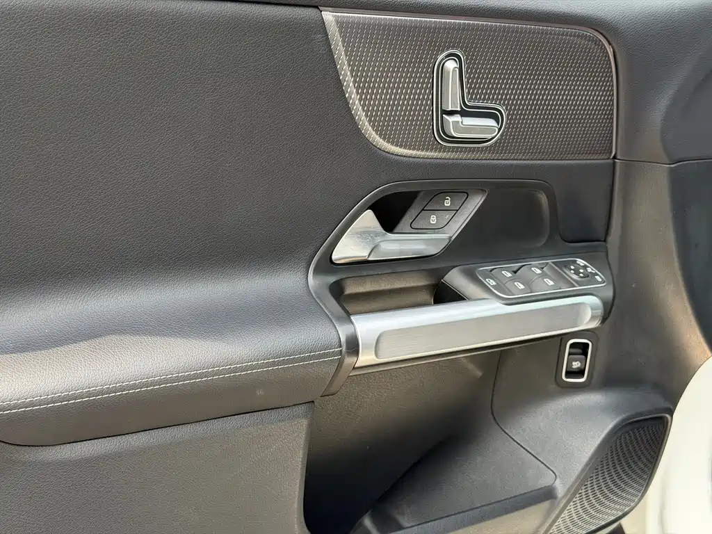 Mercedes-Benz GLB — миниатюра 11
