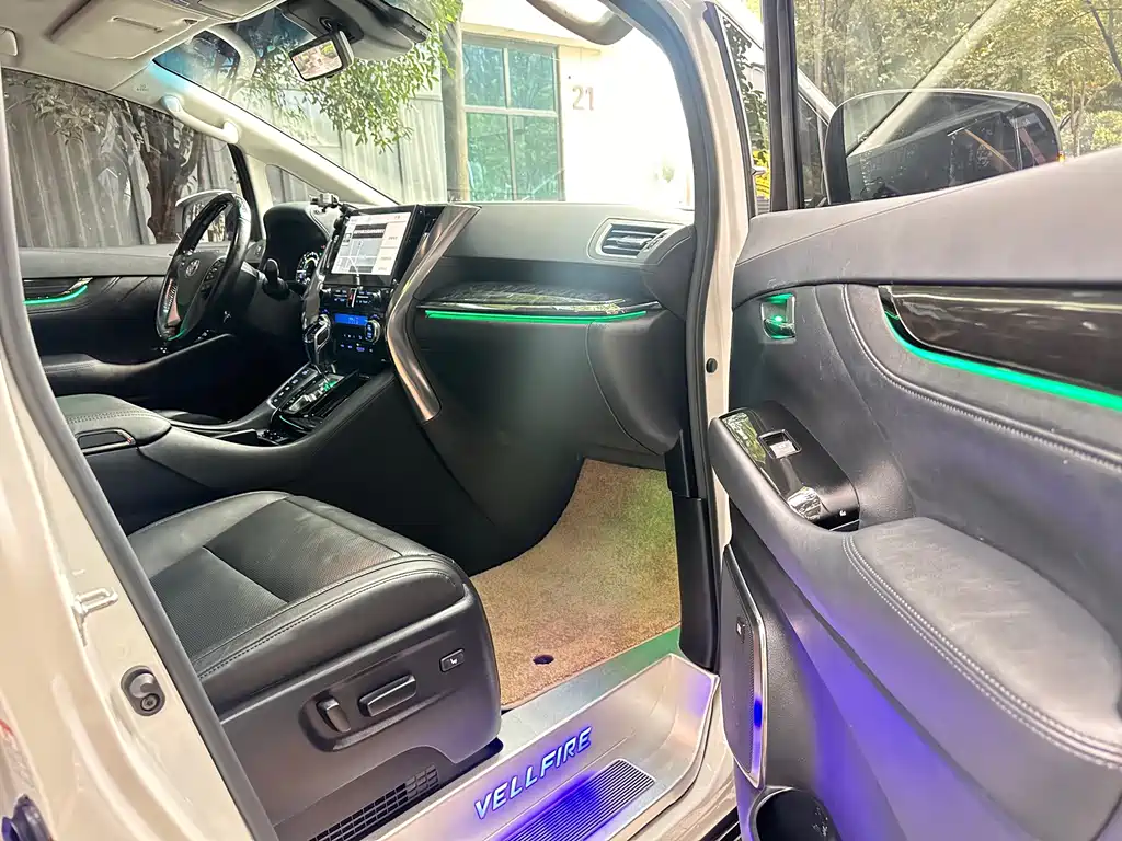 Toyota Vellfire — миниатюра 10