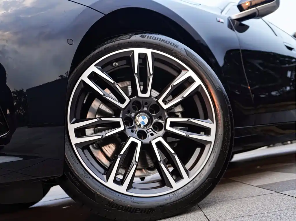 BMW 5 Series — миниатюра 4