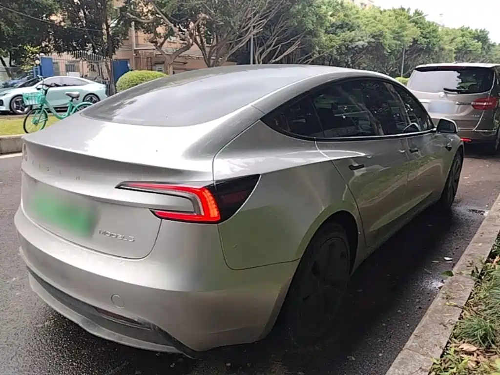 Tesla Model 3 — миниатюра 7