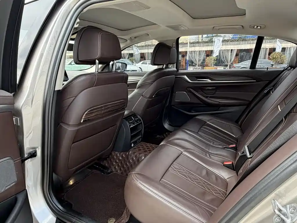 BMW 5 Series New Energy — миниатюра 7