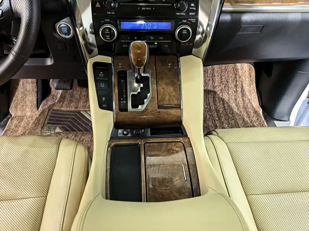 Toyota Alphard — миниатюра 10