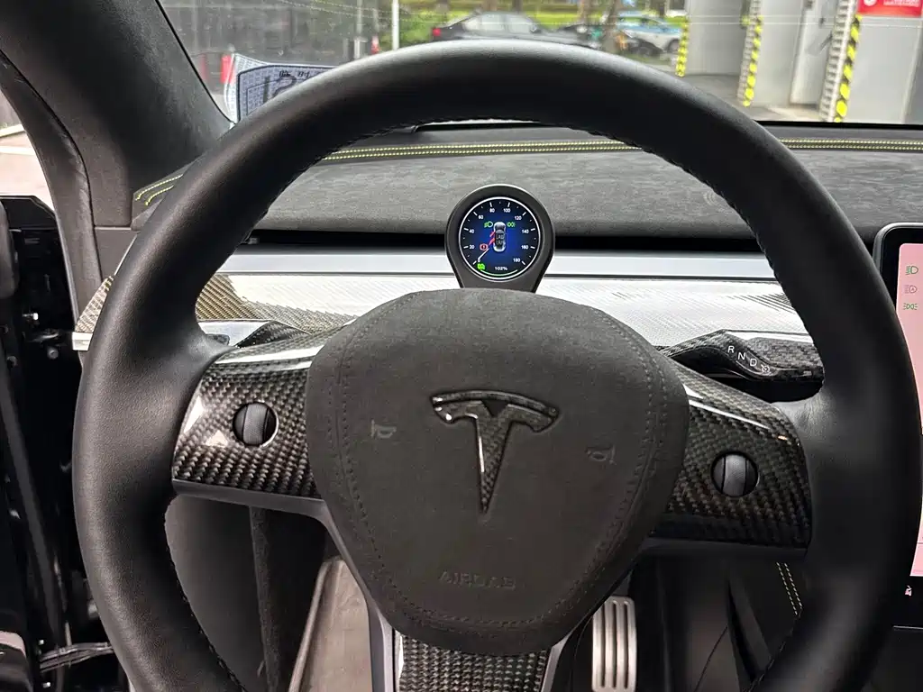 Tesla Model Y — миниатюра 7