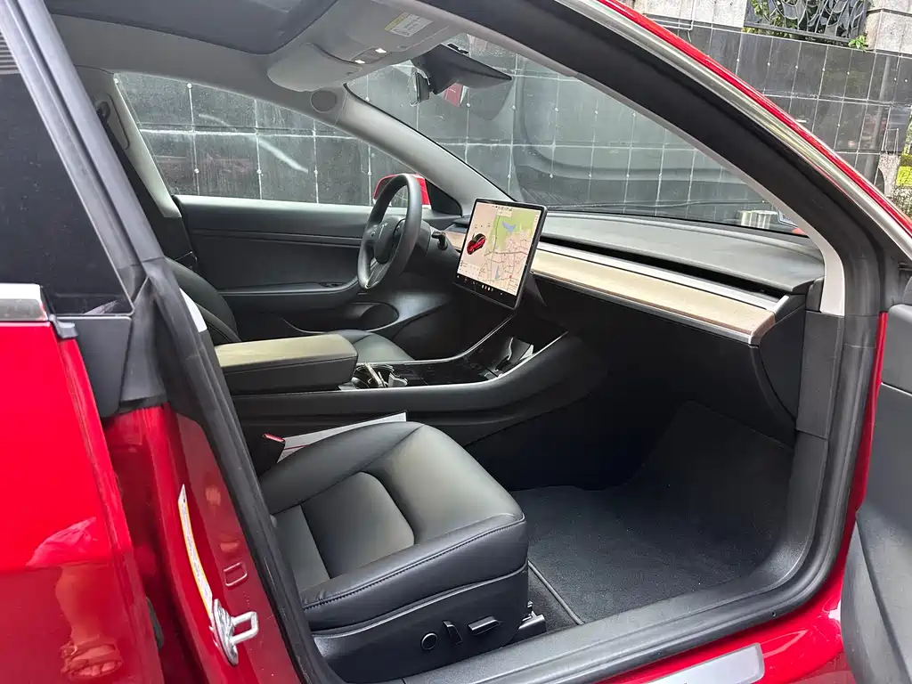 Tesla Model 3 — миниатюра 8