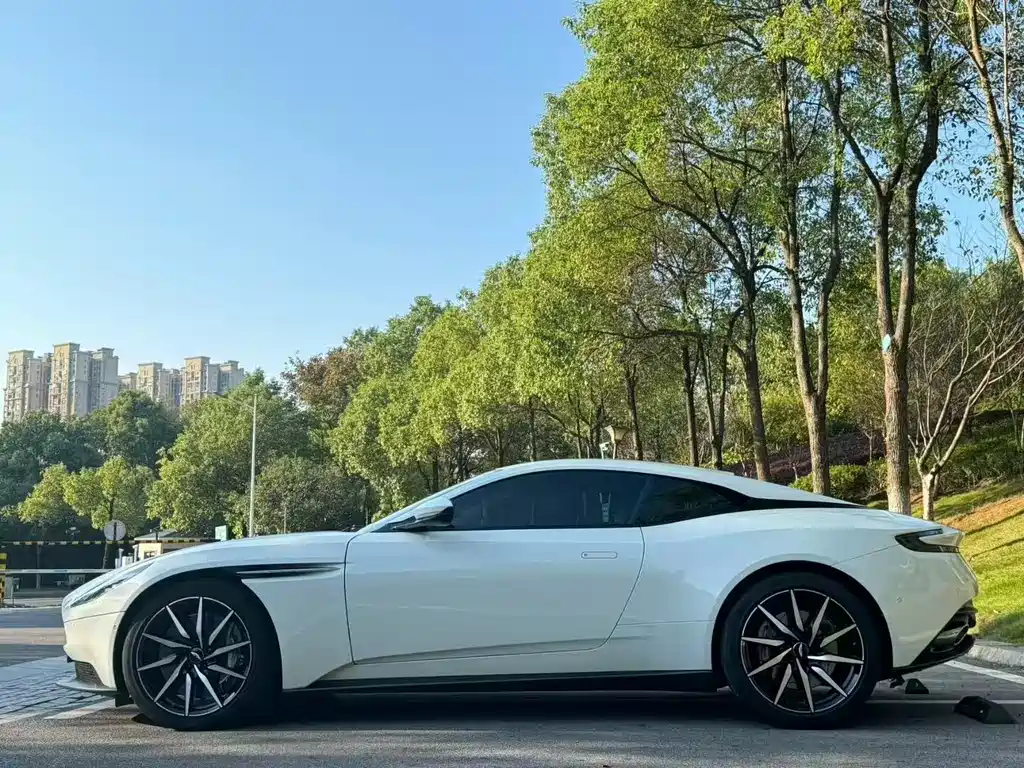 ASTON MARTIN DB11
