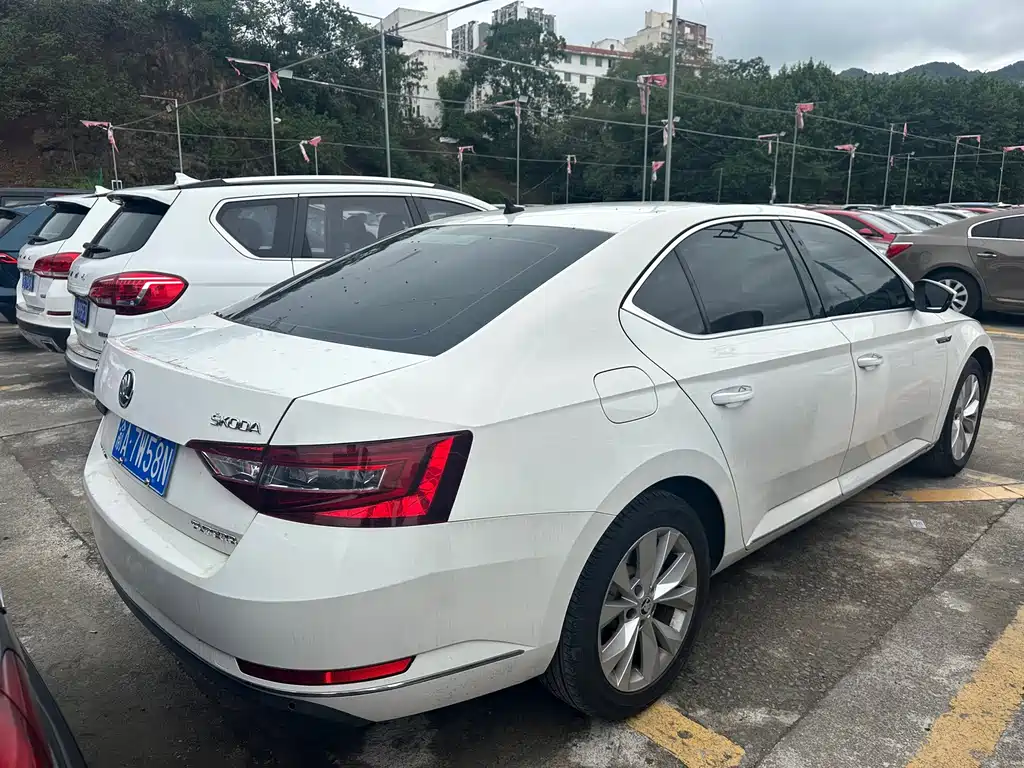 Skoda Superb — миниатюра 8