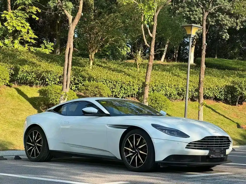 ASTON MARTIN DB11