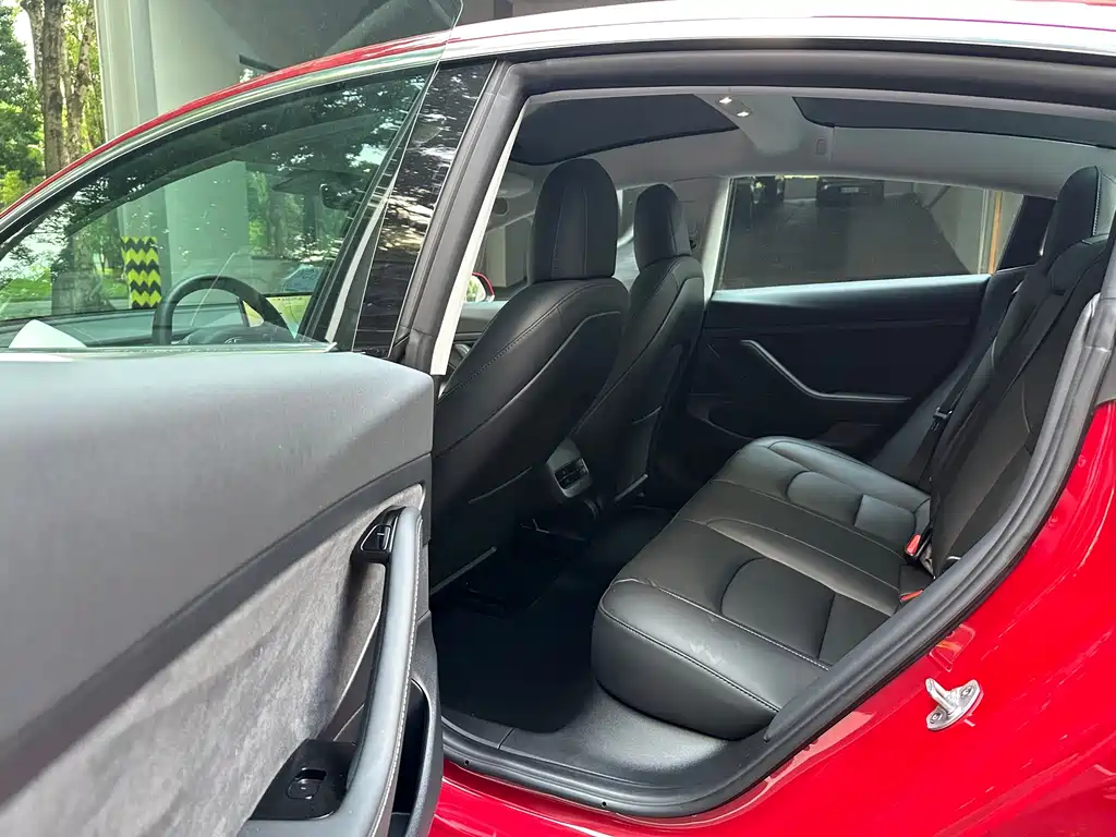 Tesla Model 3 — миниатюра 10
