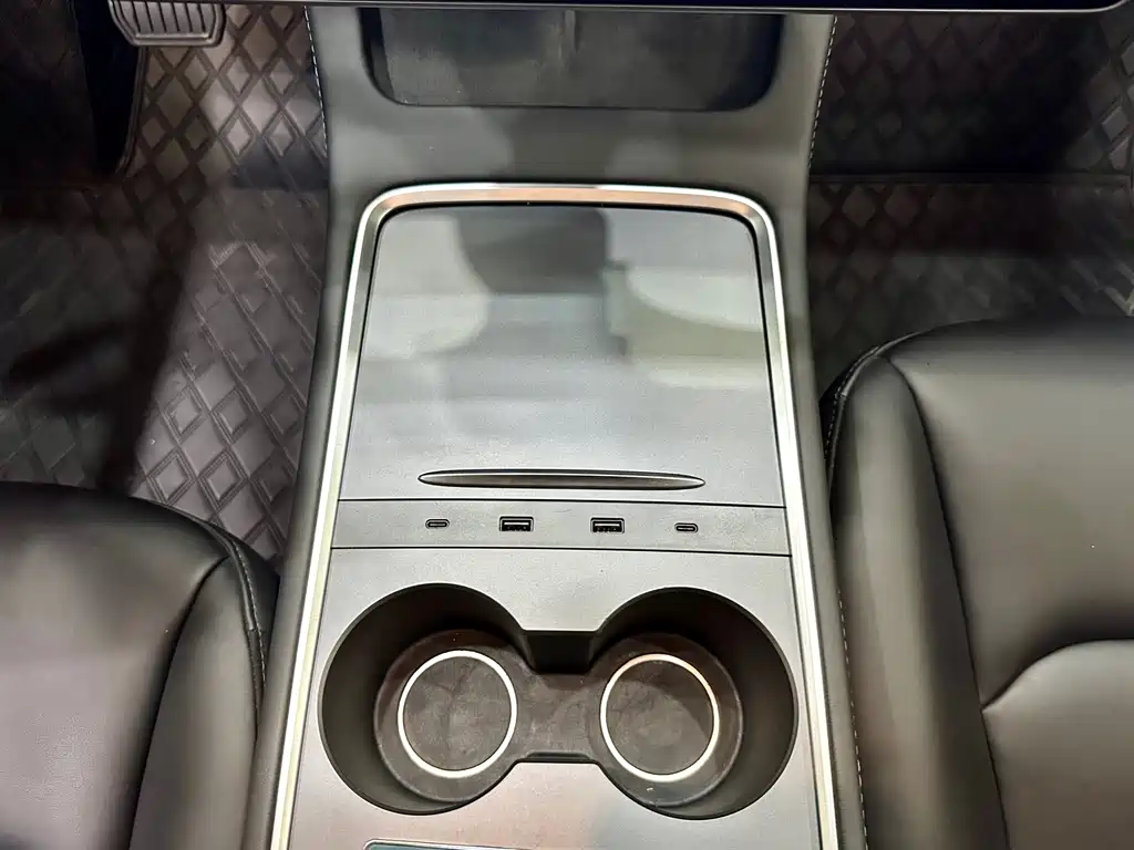 Tesla Model Y — миниатюра 15