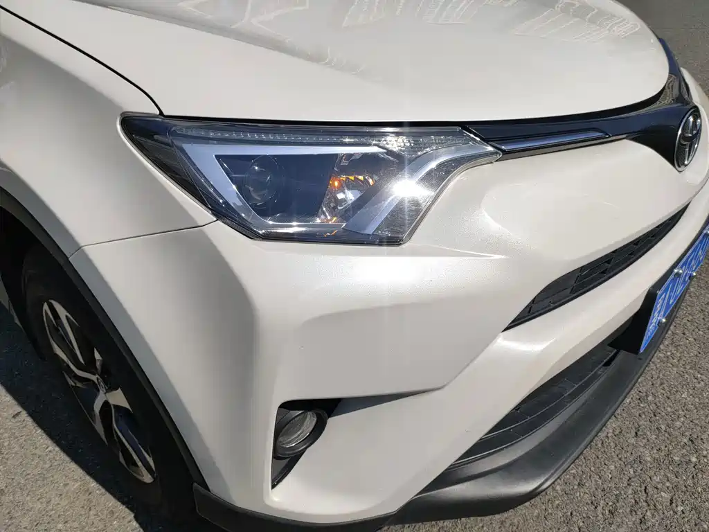Toyota RAV4 — миниатюра 9