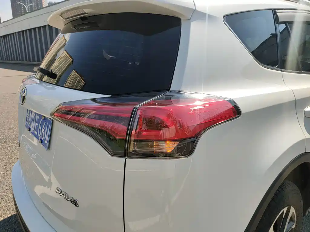 Toyota RAV4 — миниатюра 7