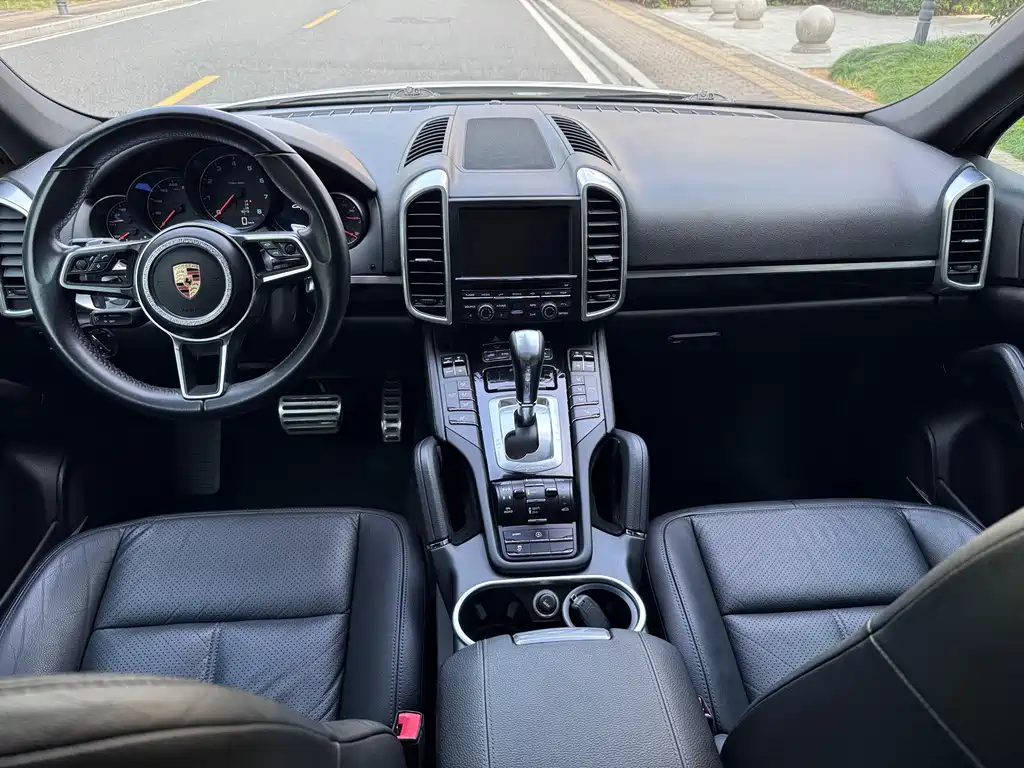 Porsche Cayenne — миниатюра 10