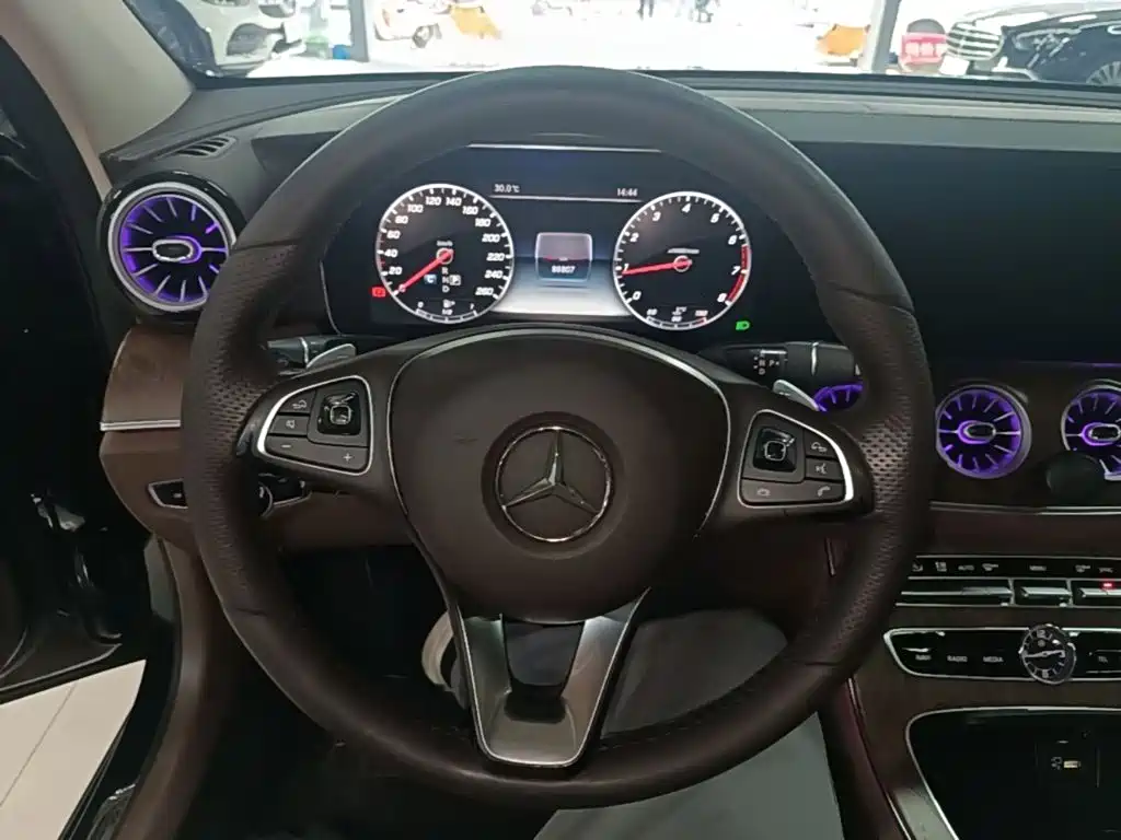 Mercedes-Benz E-Class — миниатюра 11